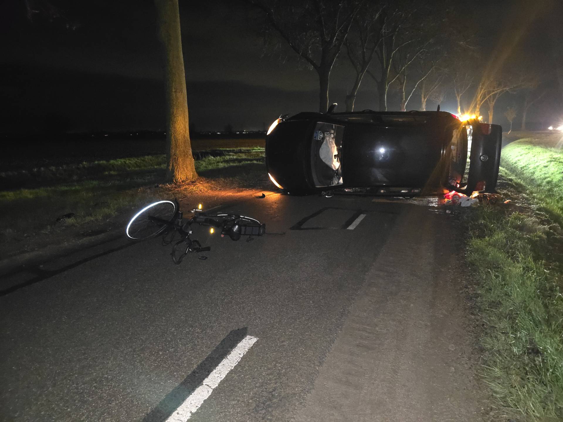 Auto kantelt na uitwijkmanoeuvre; bestuurder en fietser gewond