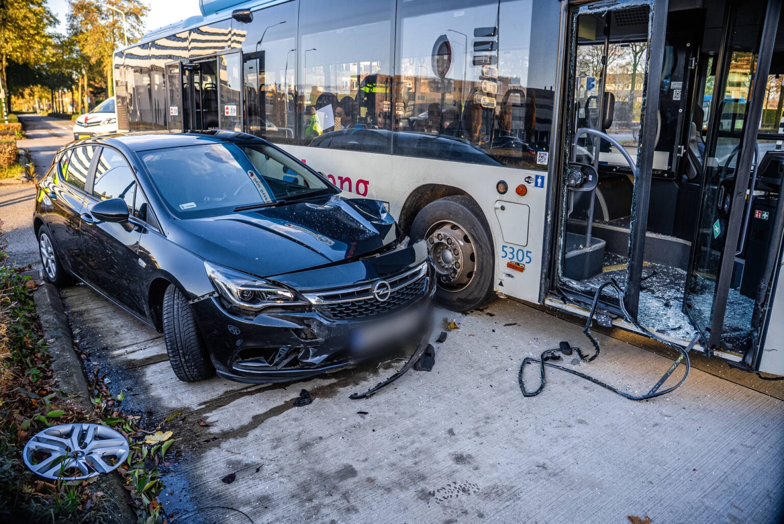 Poolse automobilist botst op lijnbus