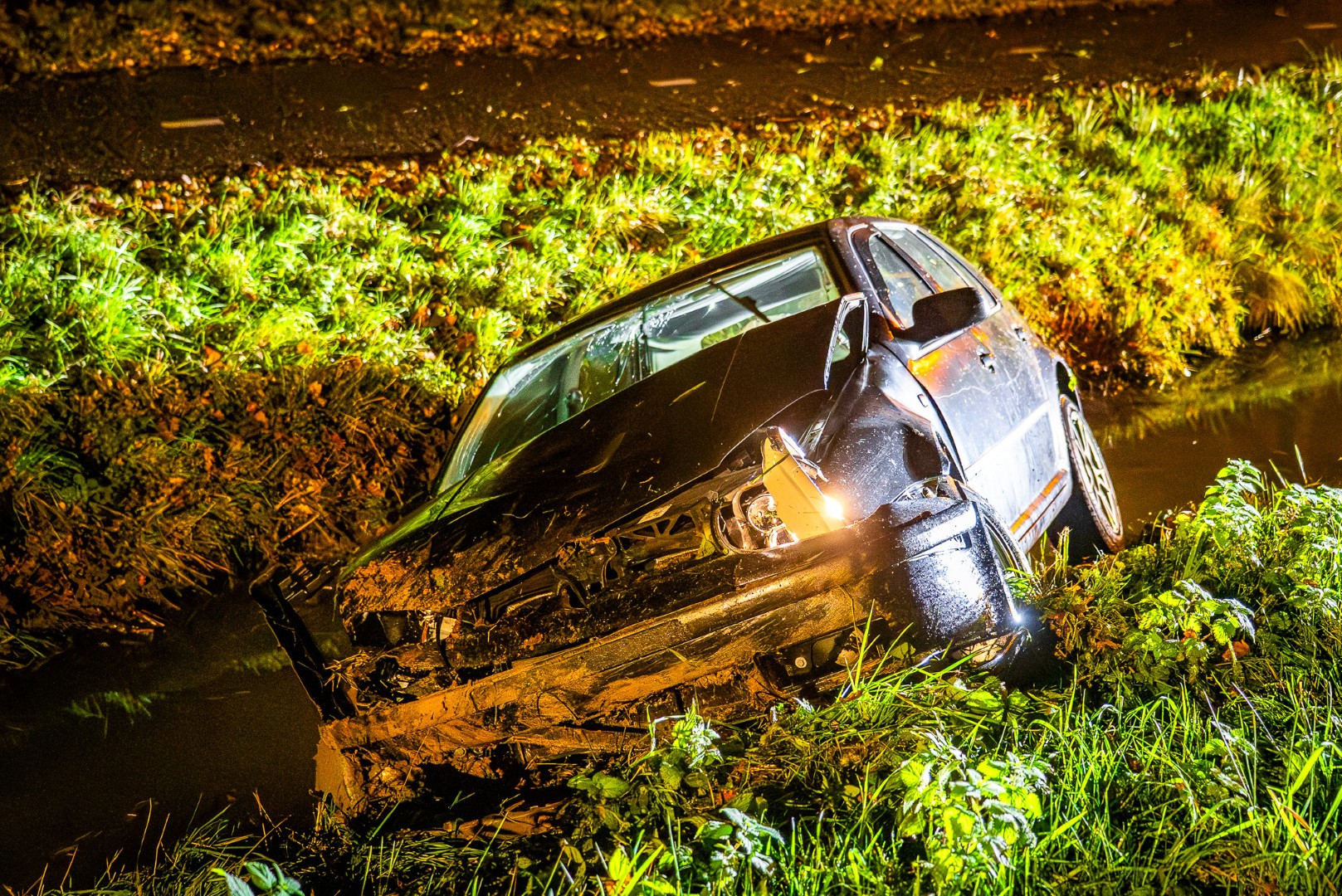 Jonge bestuurder vliegt uit de bocht en belandt in de sloot
