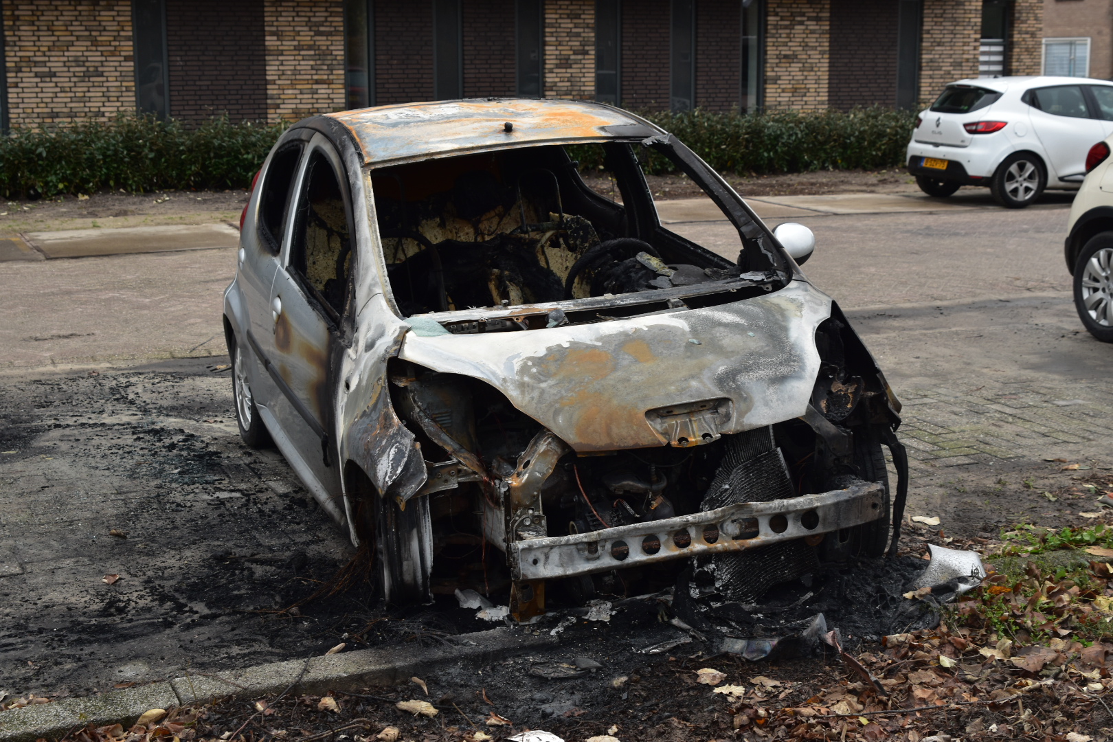 Auto brandt volledig uit in woonwijk; vermoeden van brandstichting