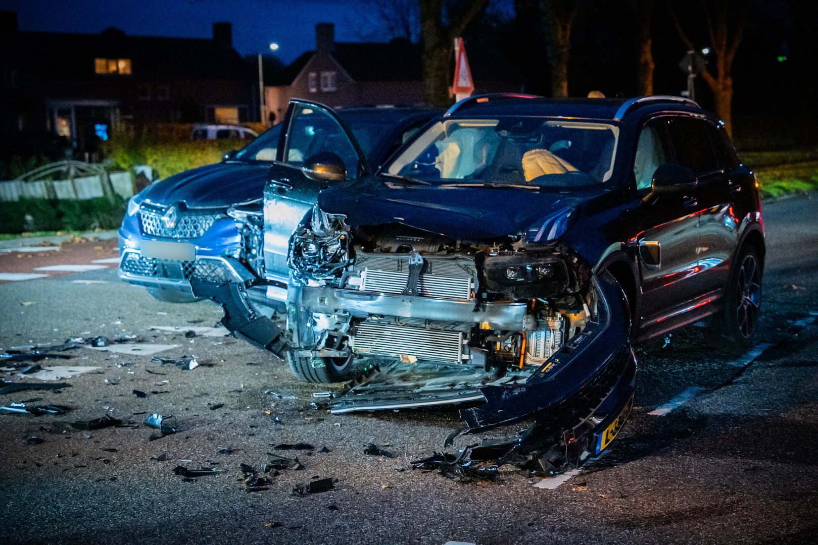 Zwangere vrouw gewond bij zware aanrijding tussen twee auto’s