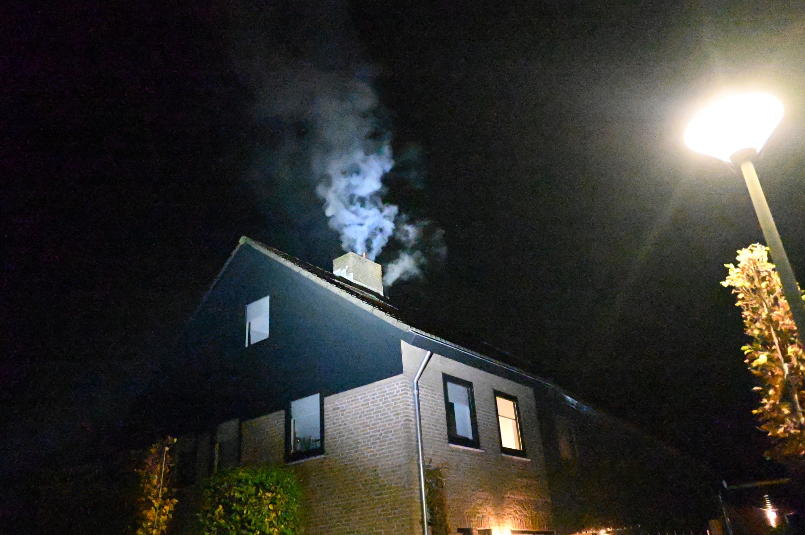 Schoorsteenbrand zorgt voor flinke inzet brandweer