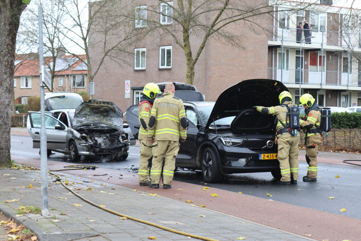 Auto vliegt in brand bij kop-staart botsing