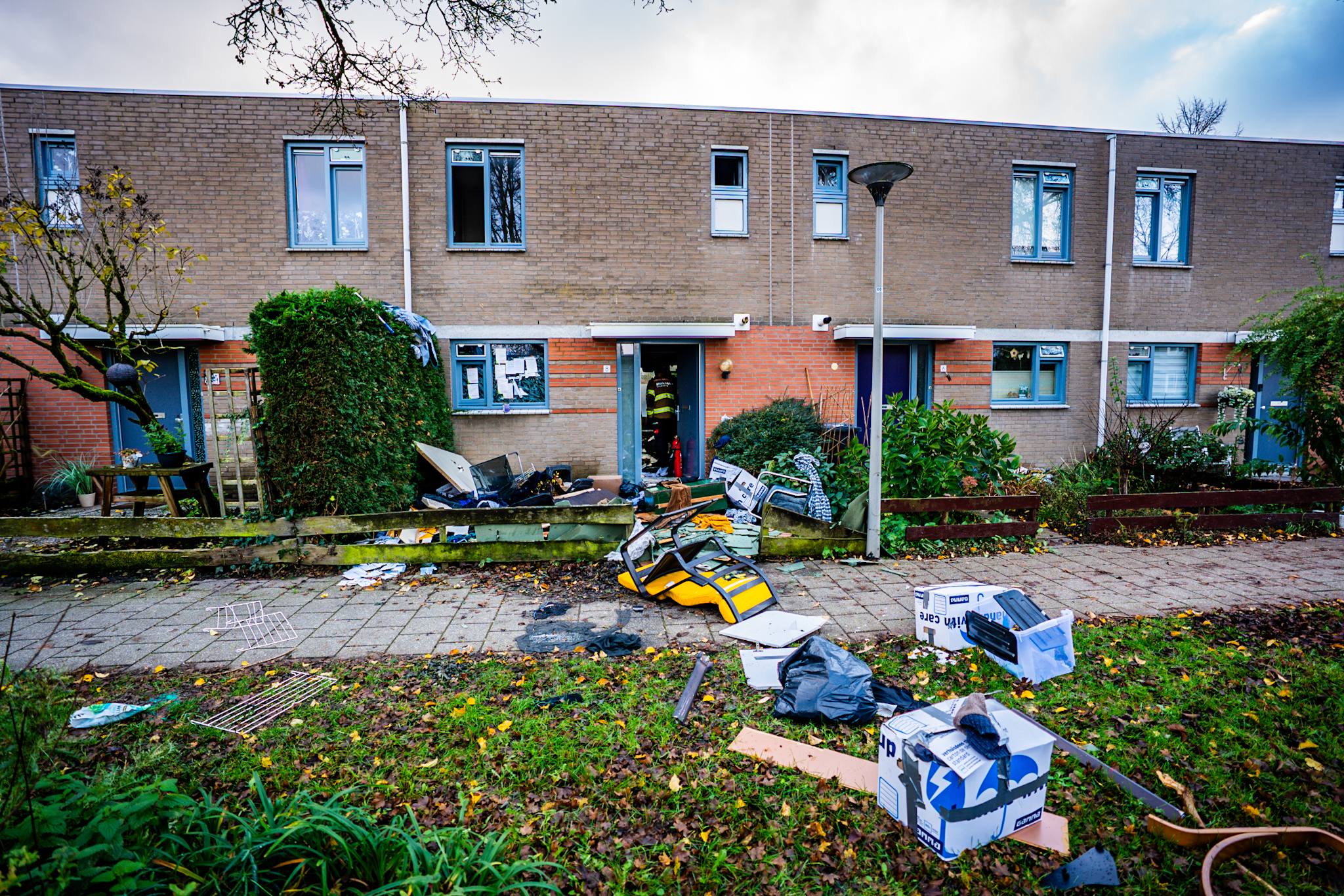 Verwarde man gooit inboedel op straat en sticht brand