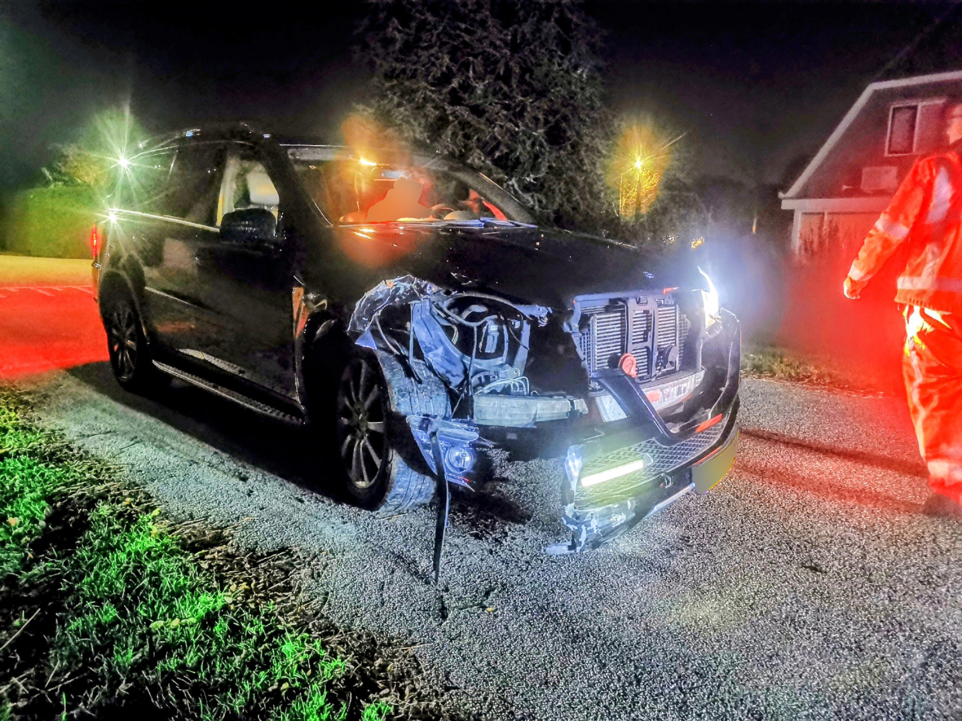 Twee auto’s botsen frontaal, één komt tegen boom tot stilstand