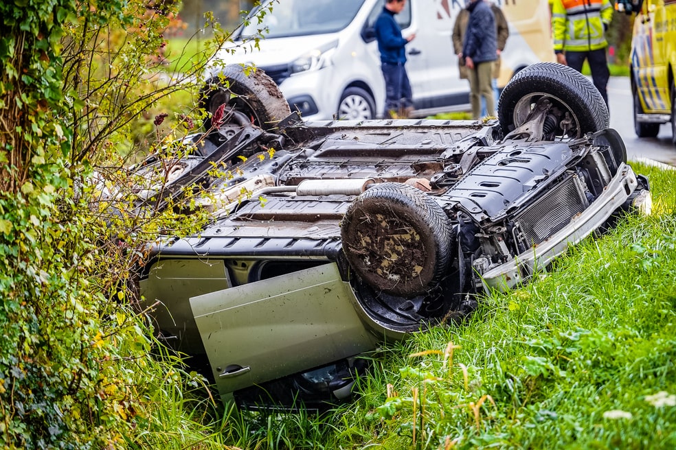 Auto slaat over de kop en belandt in sloot
