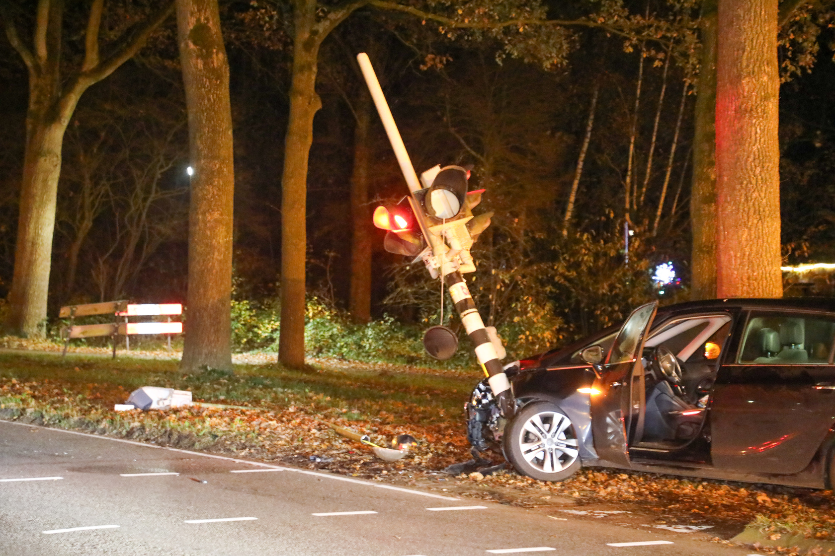 Auto botst op verkeerslicht en lantaarnpaal