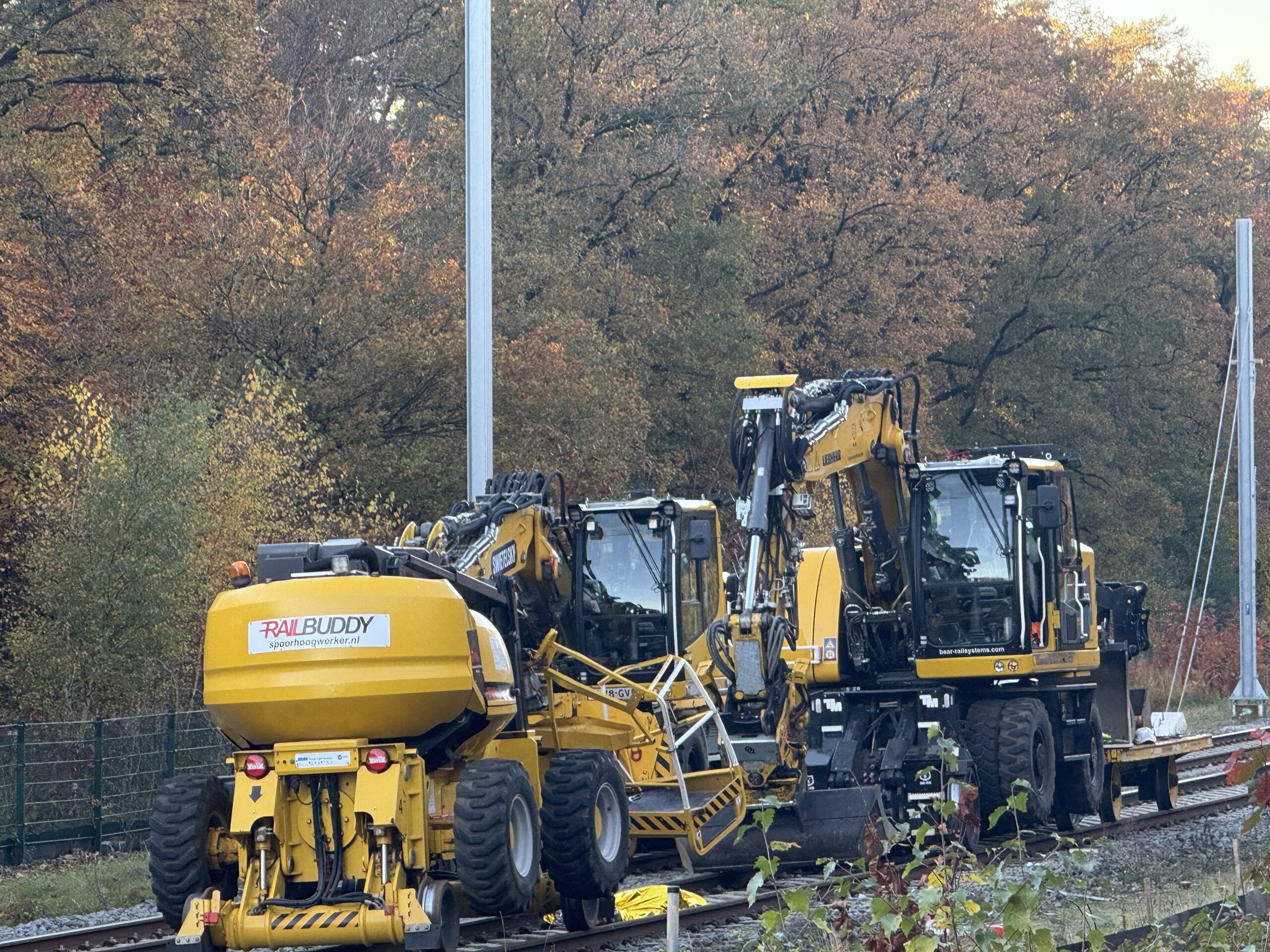 UPDATE | Spoorwerker (47) overleden bij botsing tussen graafmachine en hoogwerker