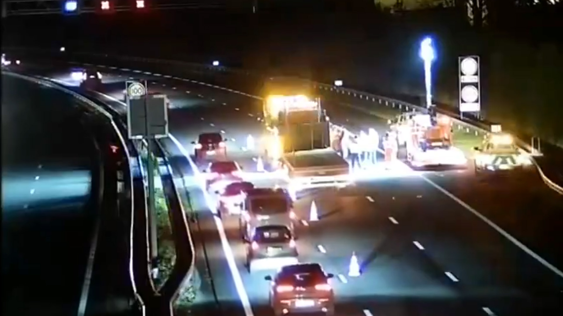 Pechvrachtwagen op snelweg veroorzaakt langdurige verkeershinder