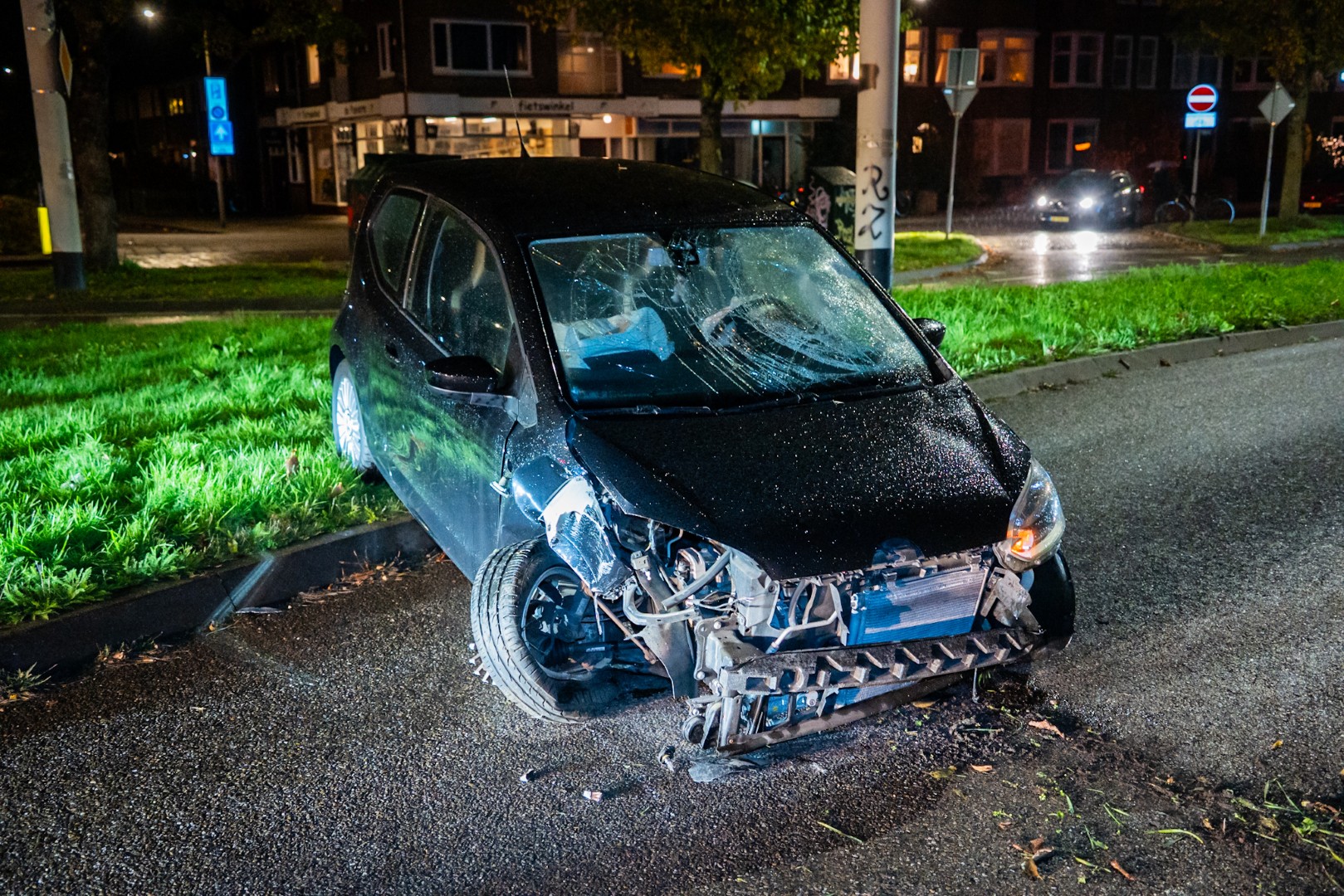 Automobiliste verliest macht over stuur en botst hard tegen trolleymast