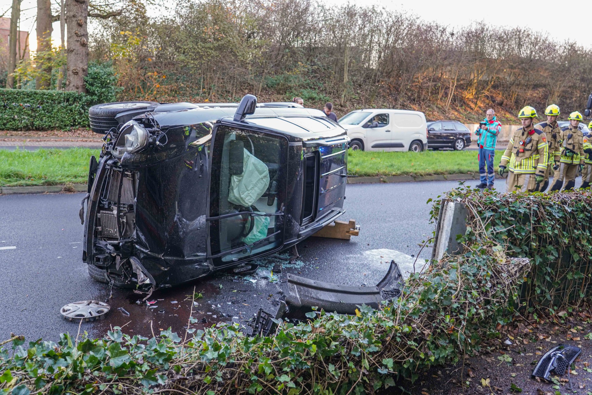 Auto op de kant na eenzijdig ongeval