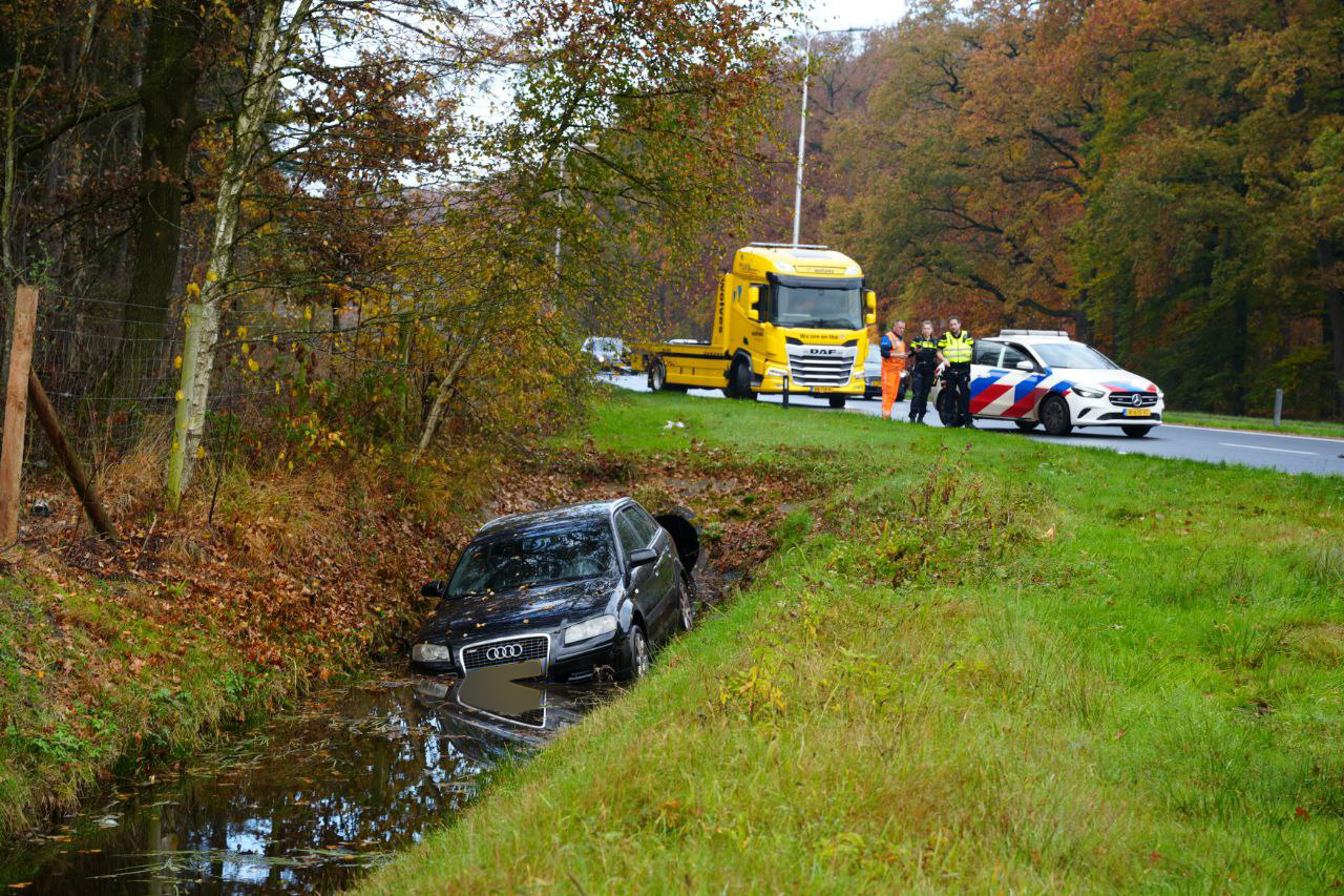 Auto belandt in sloot na eenzijdig ongeval