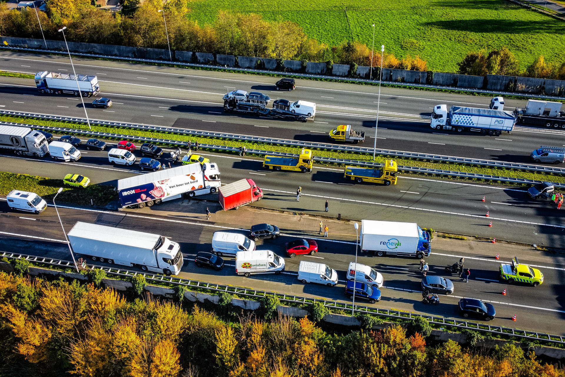 Snelweg dicht na ongeval met meerdere voertuigen