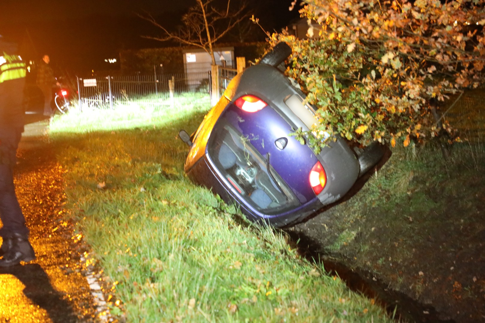 Auto slaat over en belandt op kop in sloot