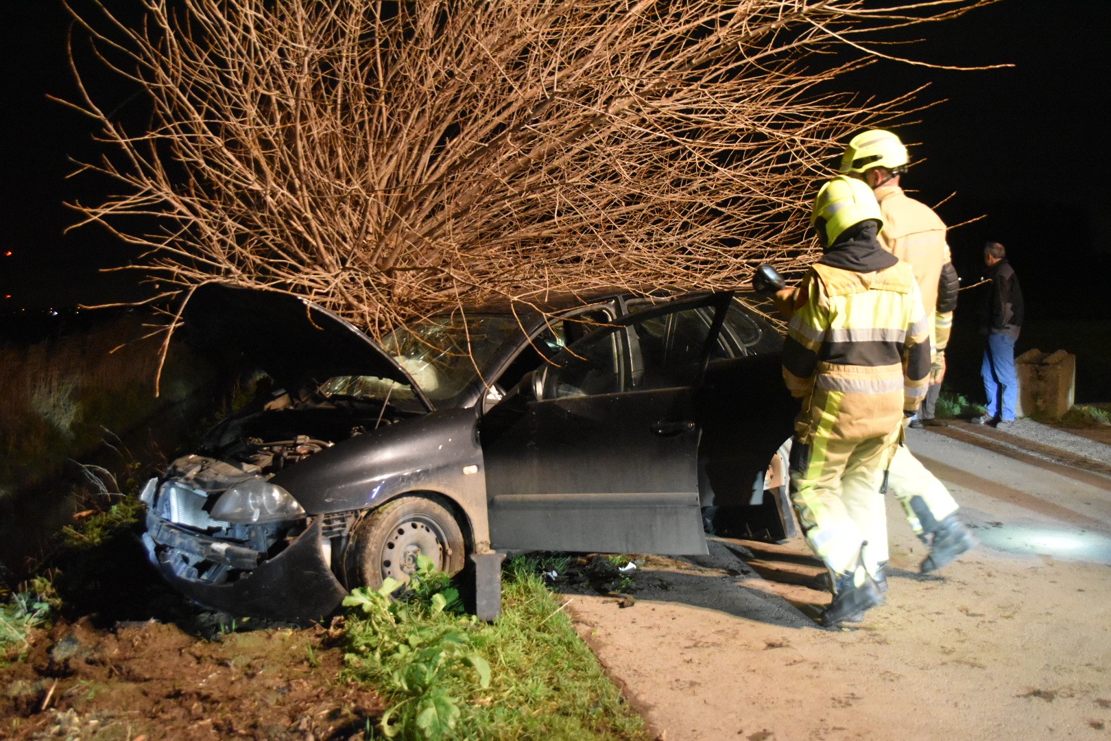 Bestuurder gewond na botsing op boom