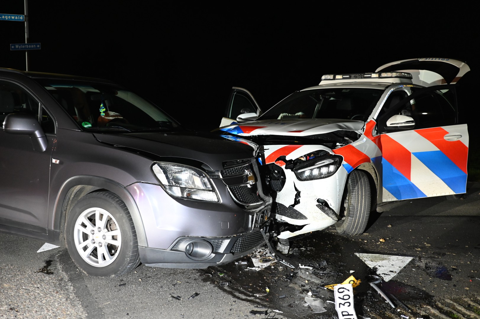 Politiewagen met spoed in botsing met tegenligger
