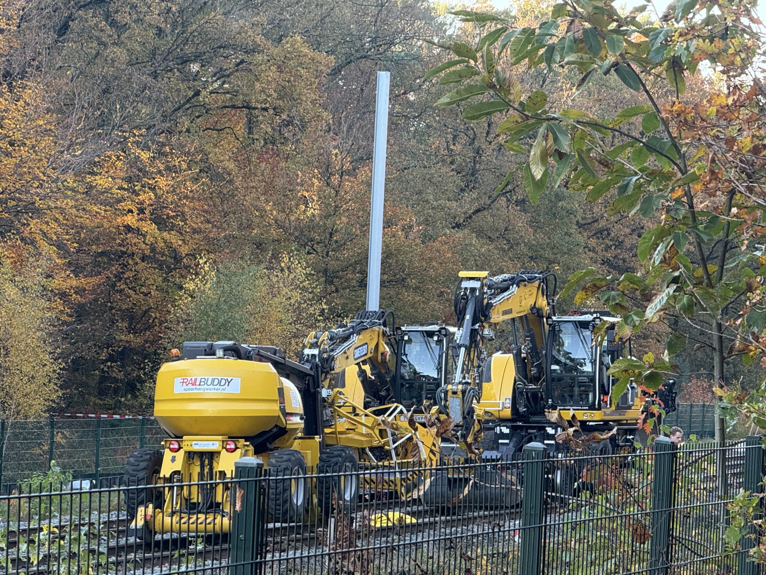 Werknemer overleden na botsing graafmachine en hoogwerker op spoor
