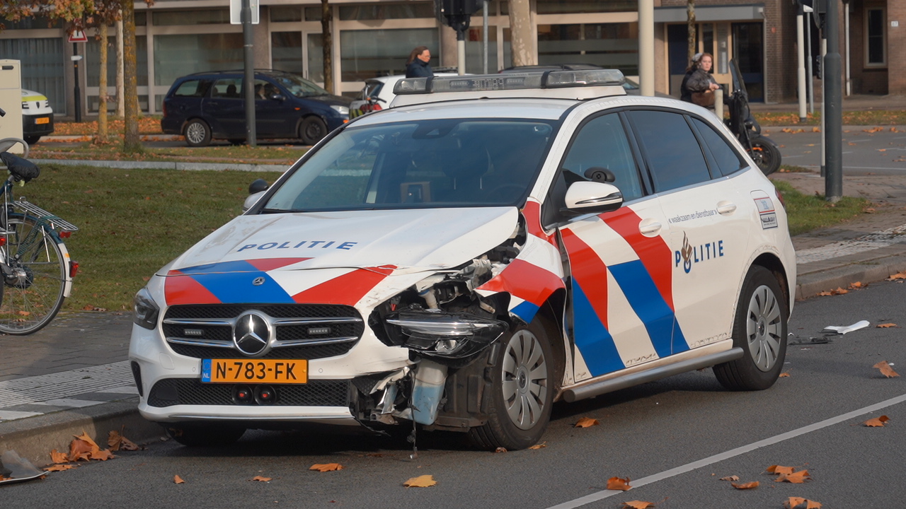 Politiewagen op weg naar reanimatie raakt betrokken bij ongeval