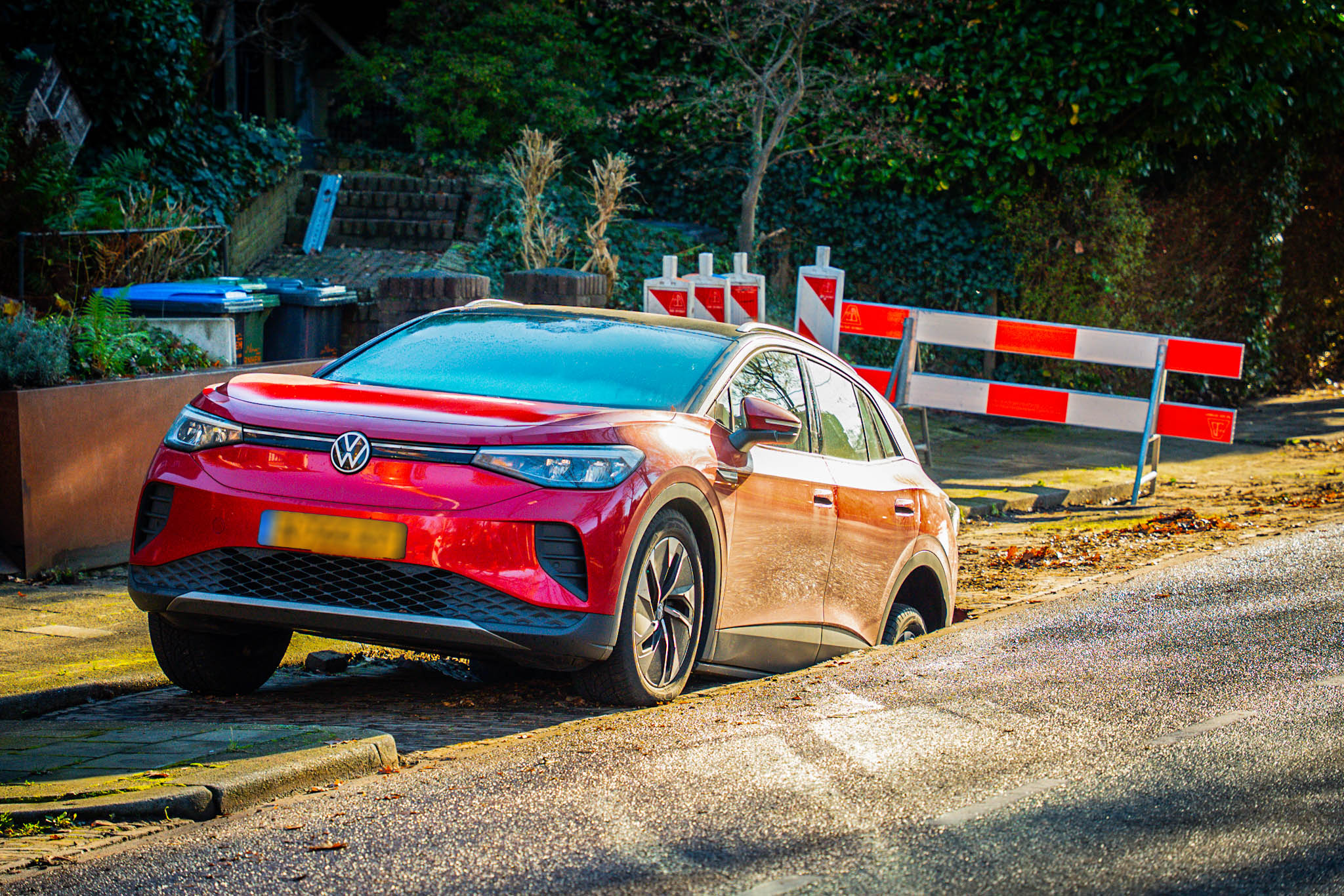 Auto zakt weg in sinkhole