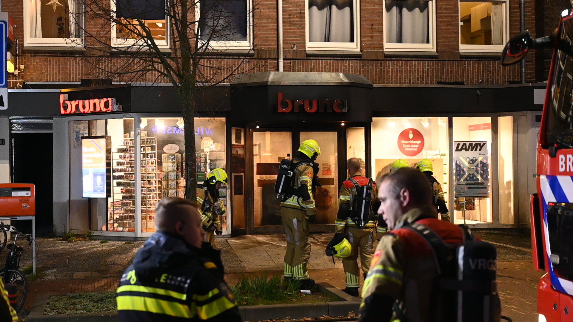 Explosie bij winkel veroorzaakt brand, straat afgezet voor onderzoek
