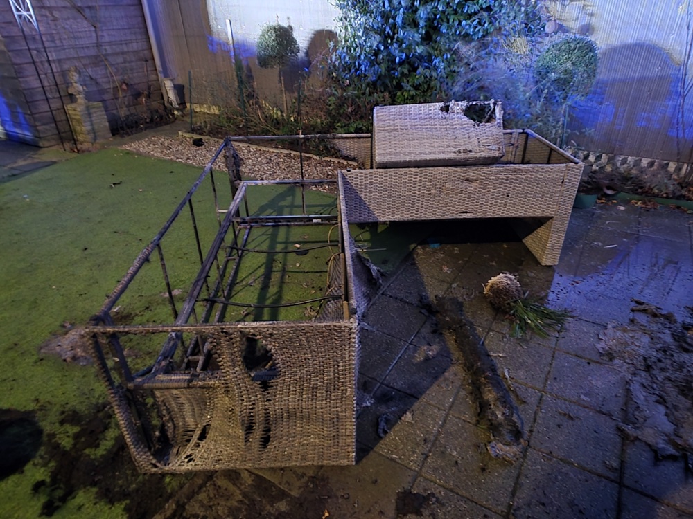 Tuinstel vliegt in brand in achtertuin van woning