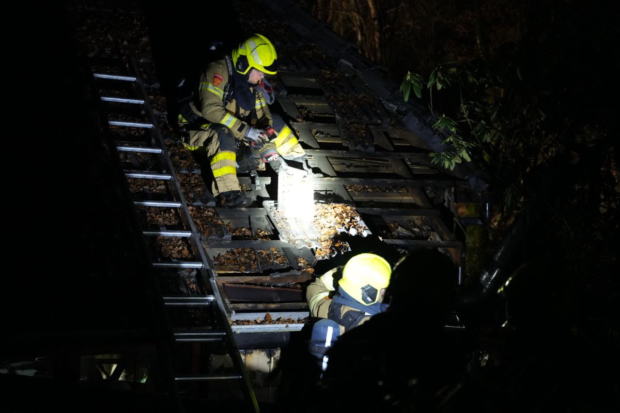 Brand in woning aan bospad zorgt voor flink schade