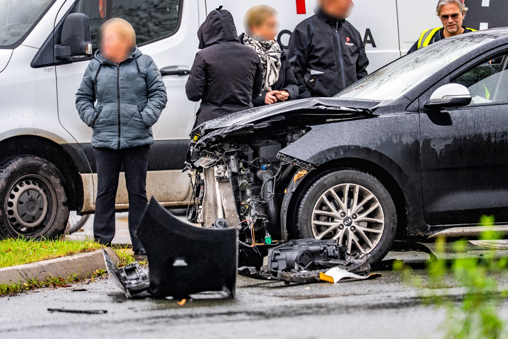 Auto’s raken zwaar beschadigd bij aanrijding