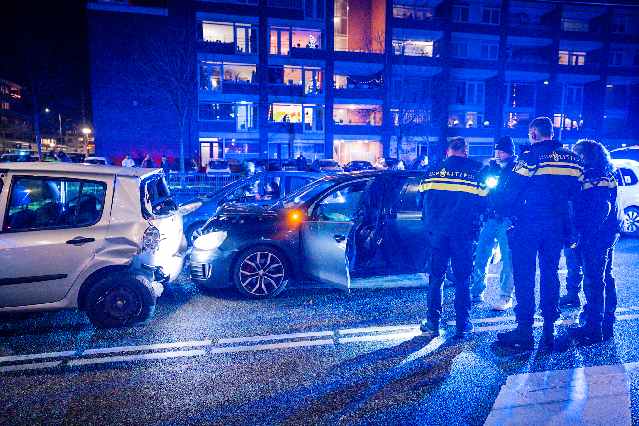 Politieachtervolging eindigt in botsing, bestuurder te voet gevlucht