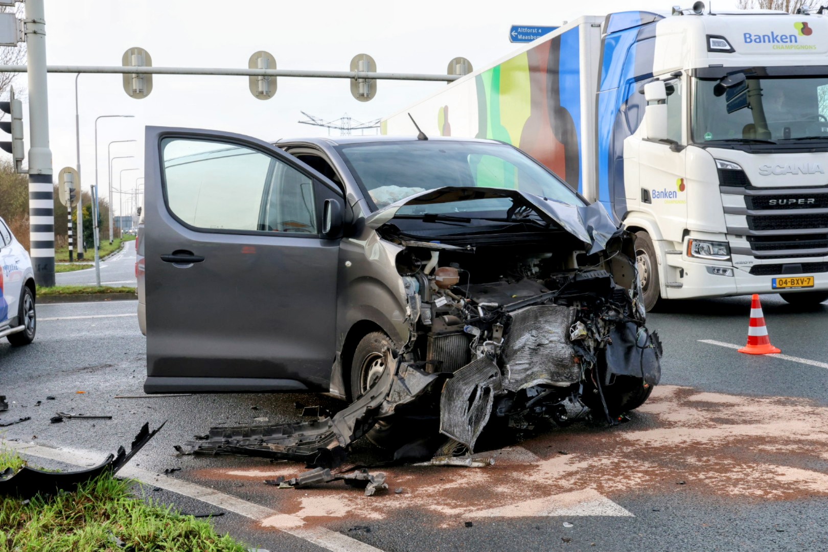 Bedrijfsbusje en vrachtwagen botsen op kruispunt