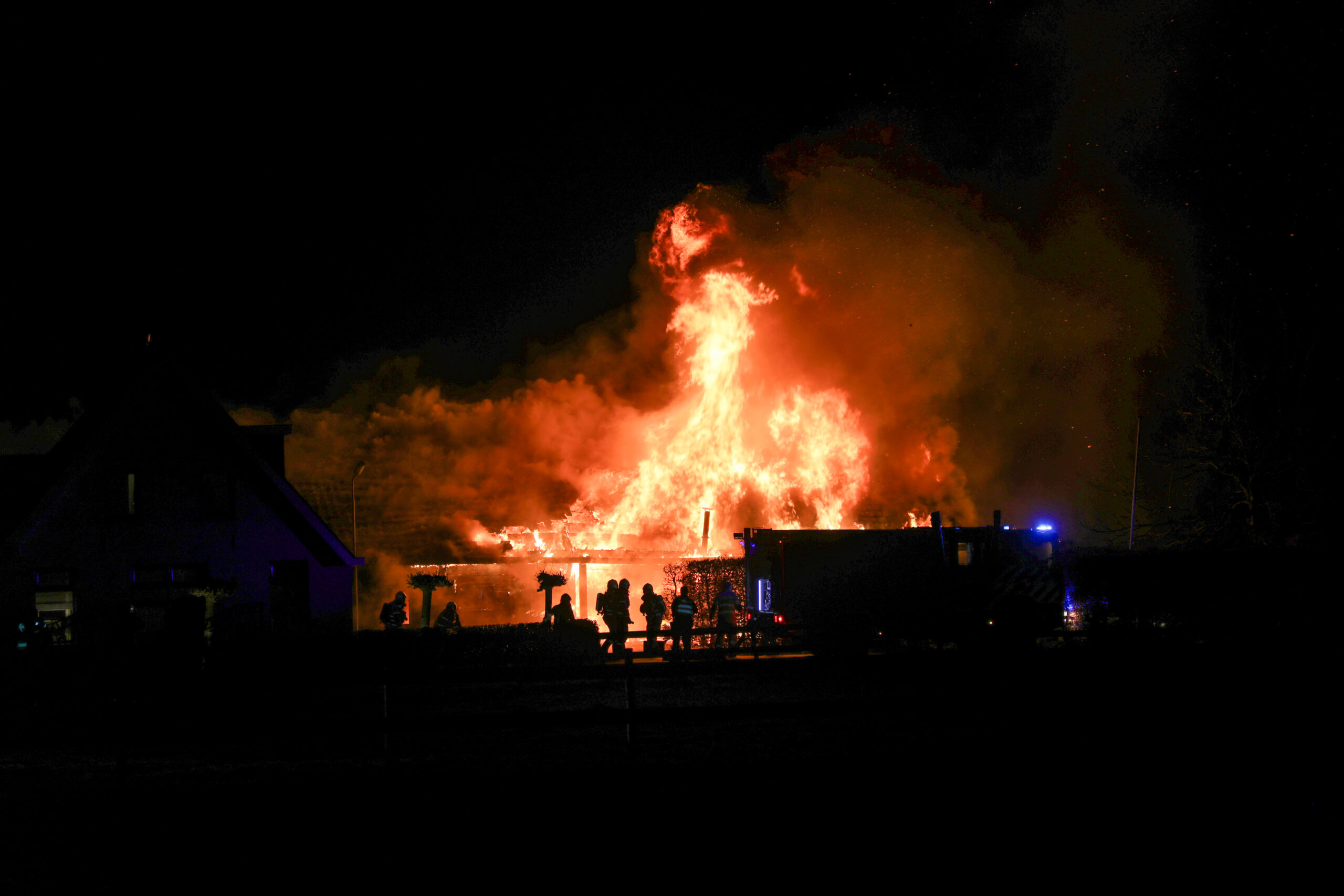 UPDATE: Schuur met vuurwerk en gasflessen verwoest door grote brand