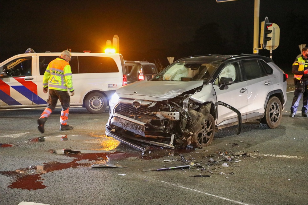 Twee gewonden door botsing tussen auto en bestelbus