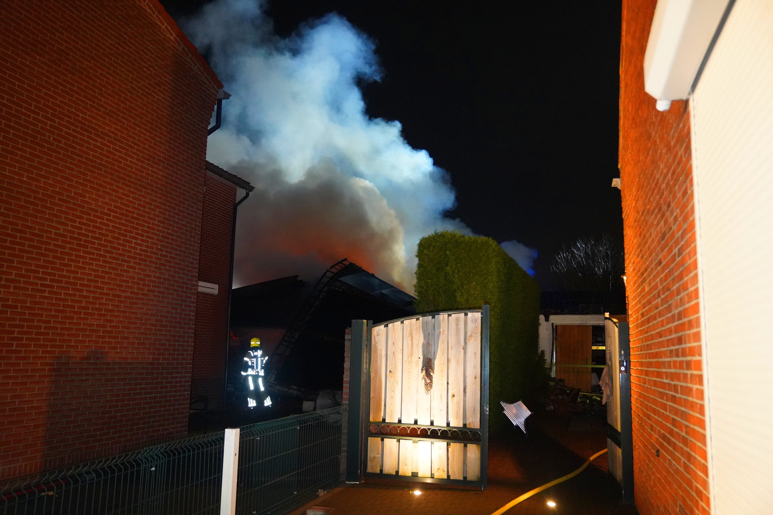 Grote brand verwoest schuur, meerdere explosies