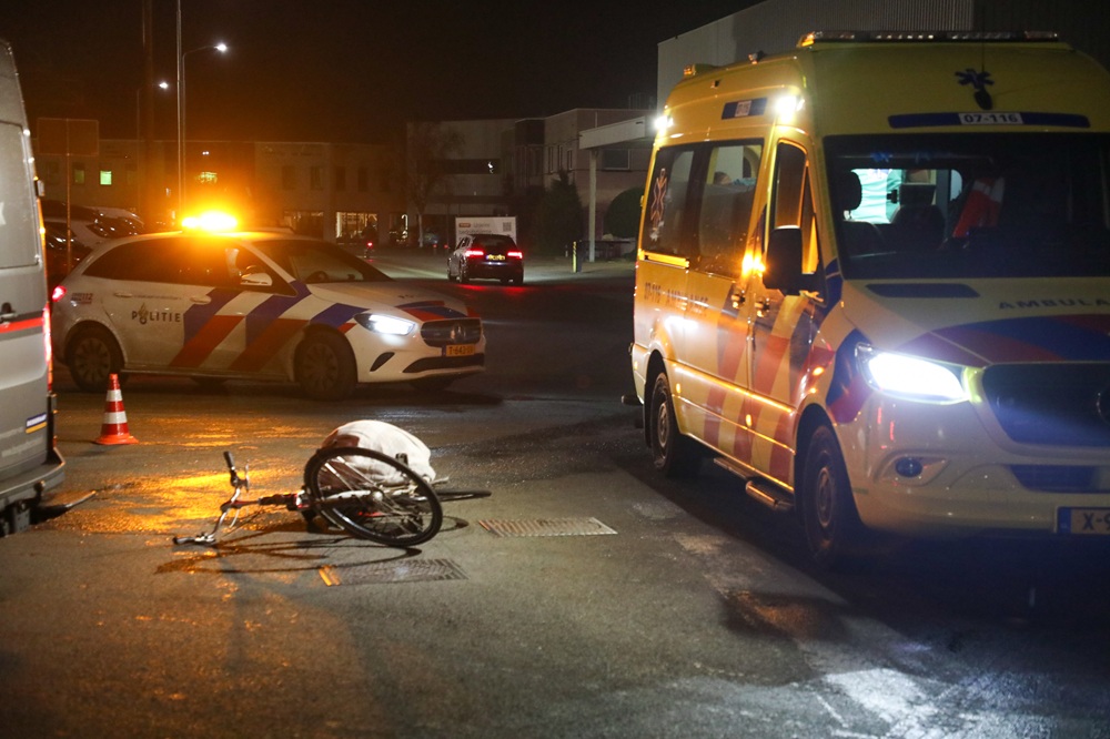 Fietser gewond na botsing met bestelbus