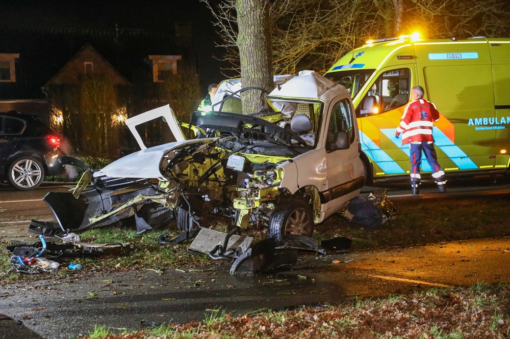 UPDATE: Automobilist (24) zwaargewond bij eenzijdig ongeval, uit auto geslingerd