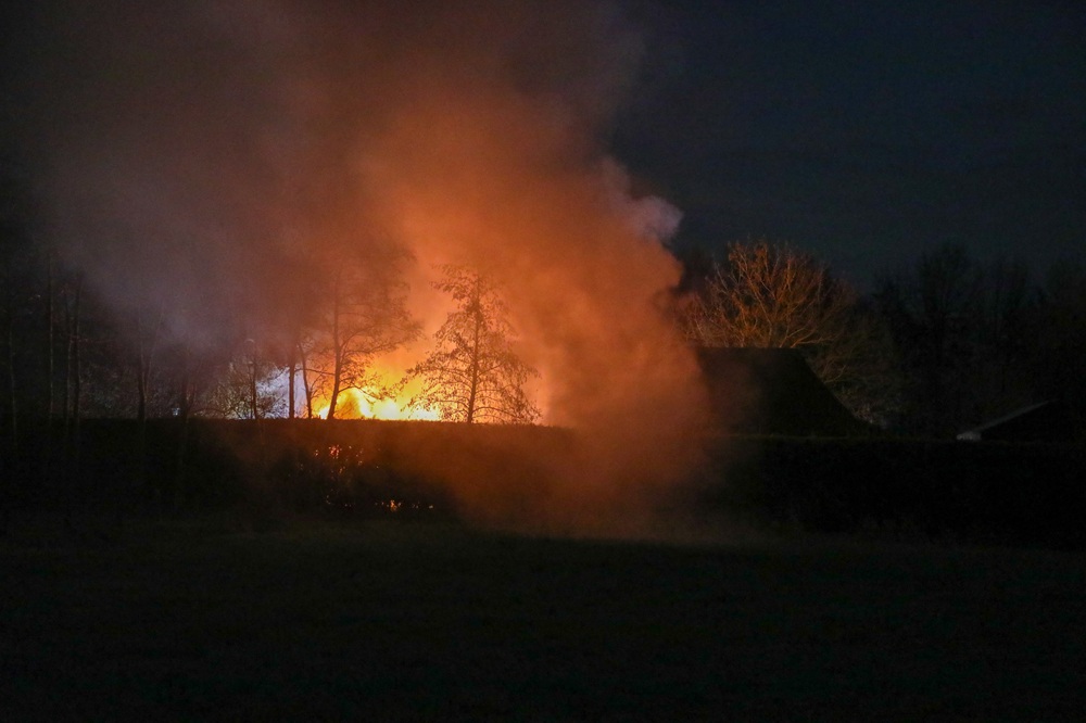 Felle brand legt schuur met rieten kap in de as