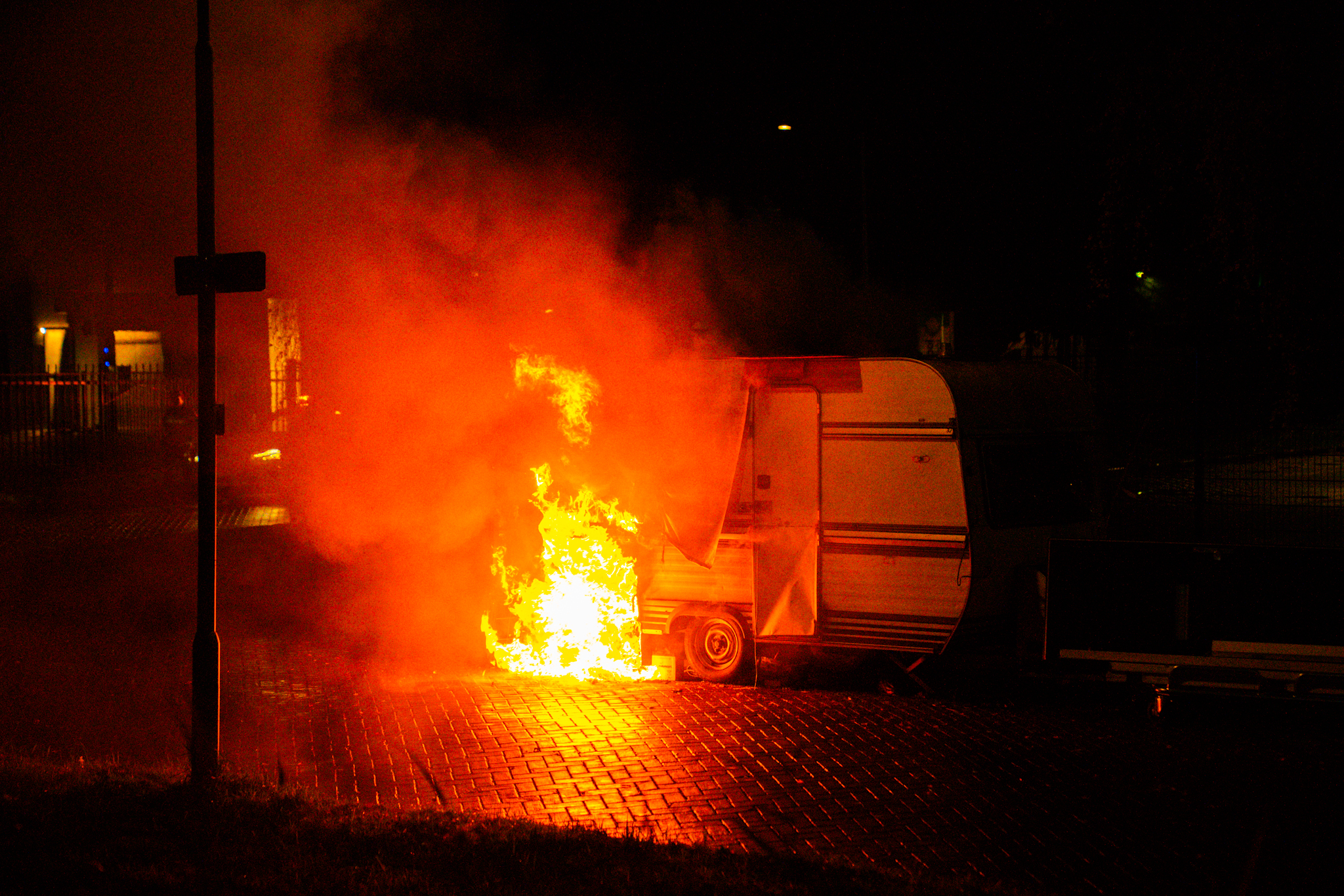 Caravan volledig uitgebrand in Arnhem