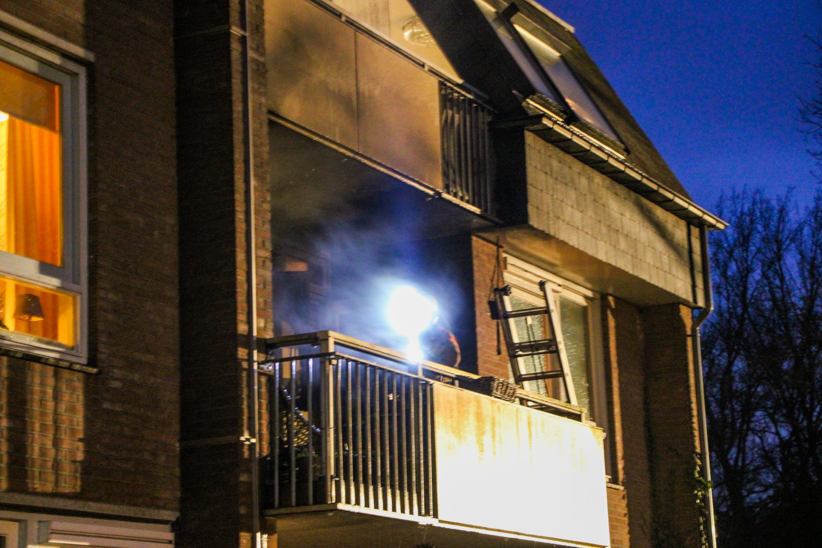 Brand op balkon van flat zorgt voor flinke rookontwikkeling