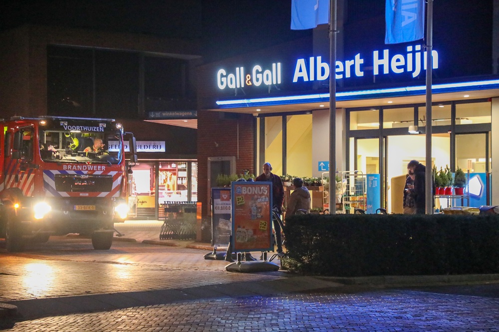 Brandweer doet metingen in supermarkt na afgegaan CO-melder