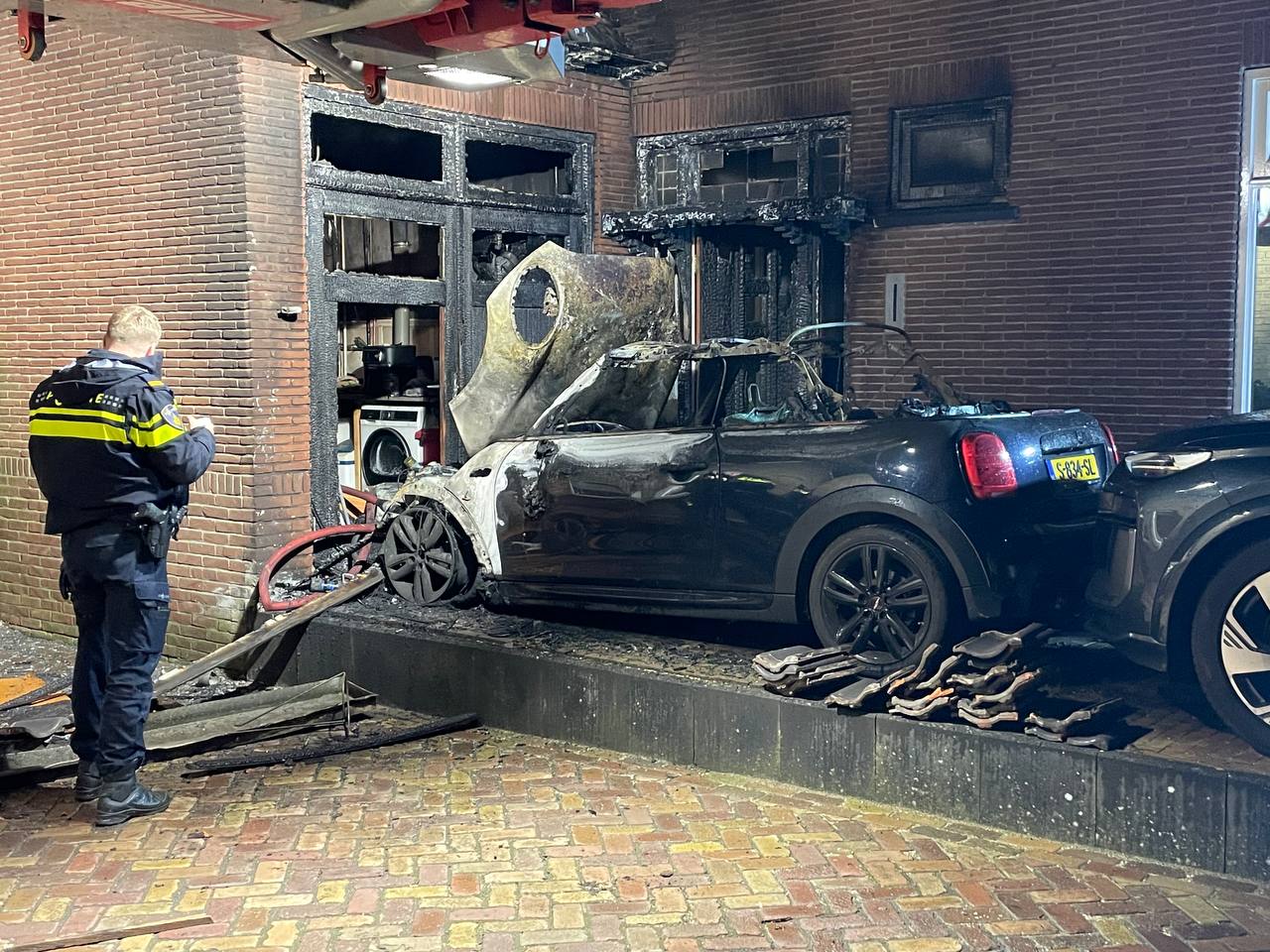 Autobrand slaat over naar woning, politie onderzoekt brandstichting