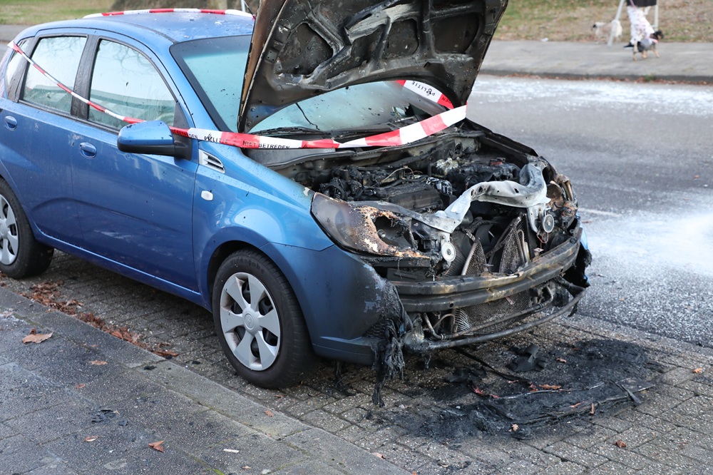 Geparkeerde auto vliegt in brand