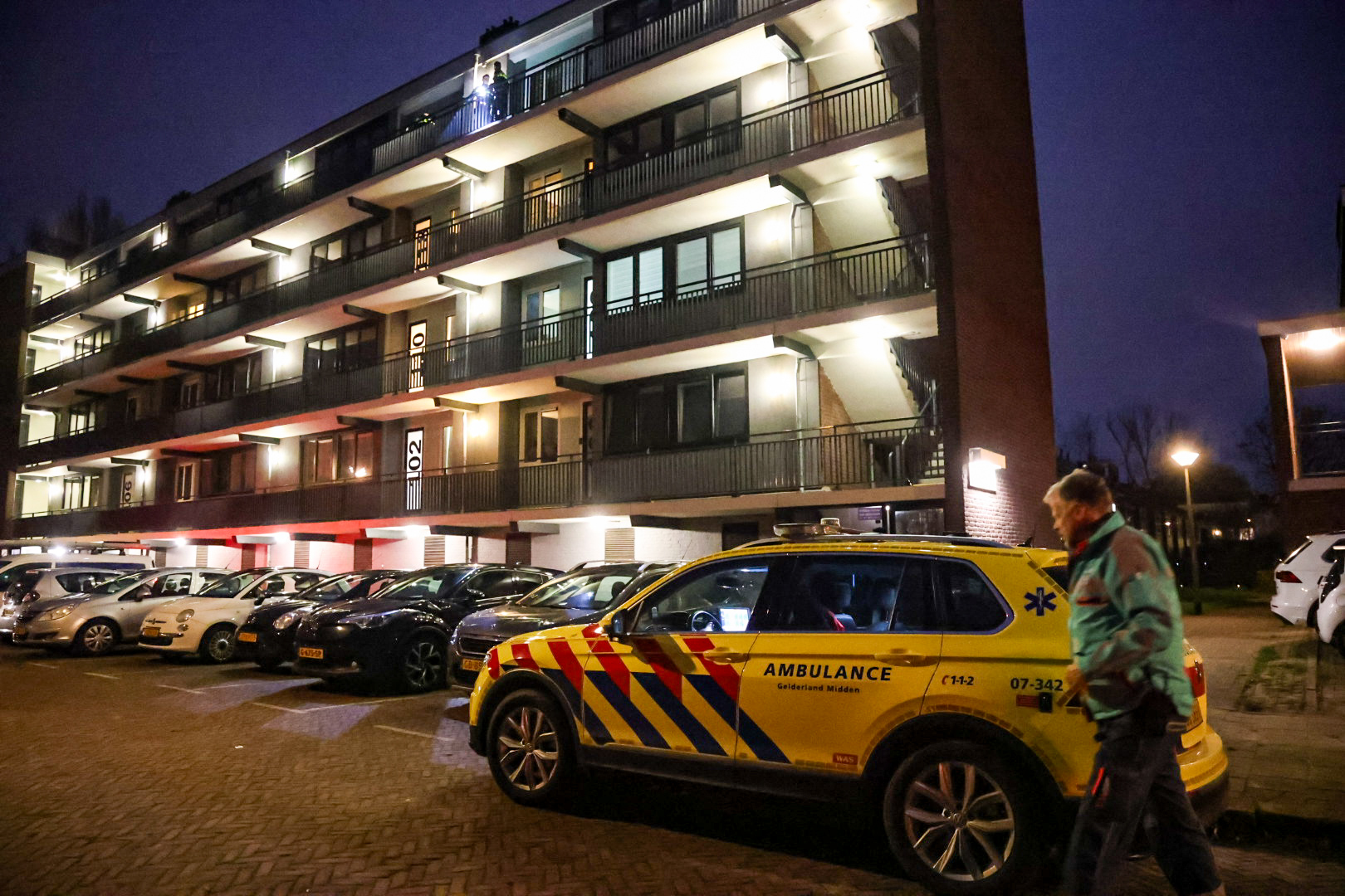 Overleden persoon aangetroffen in flat, politie onderzoekt doodsoorzaak