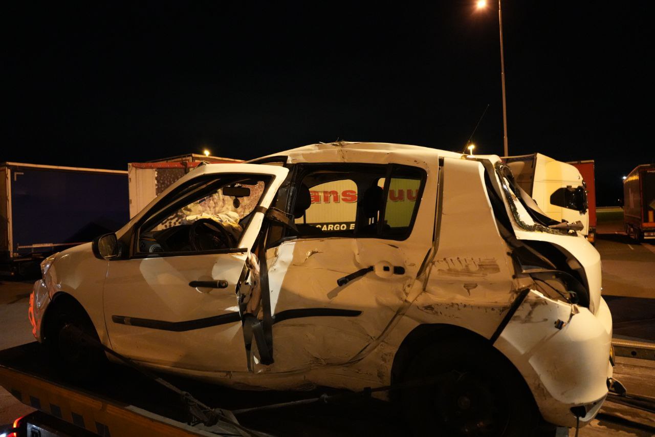 Gewonde bij botsing met auto en vrachtwagen op snelweg