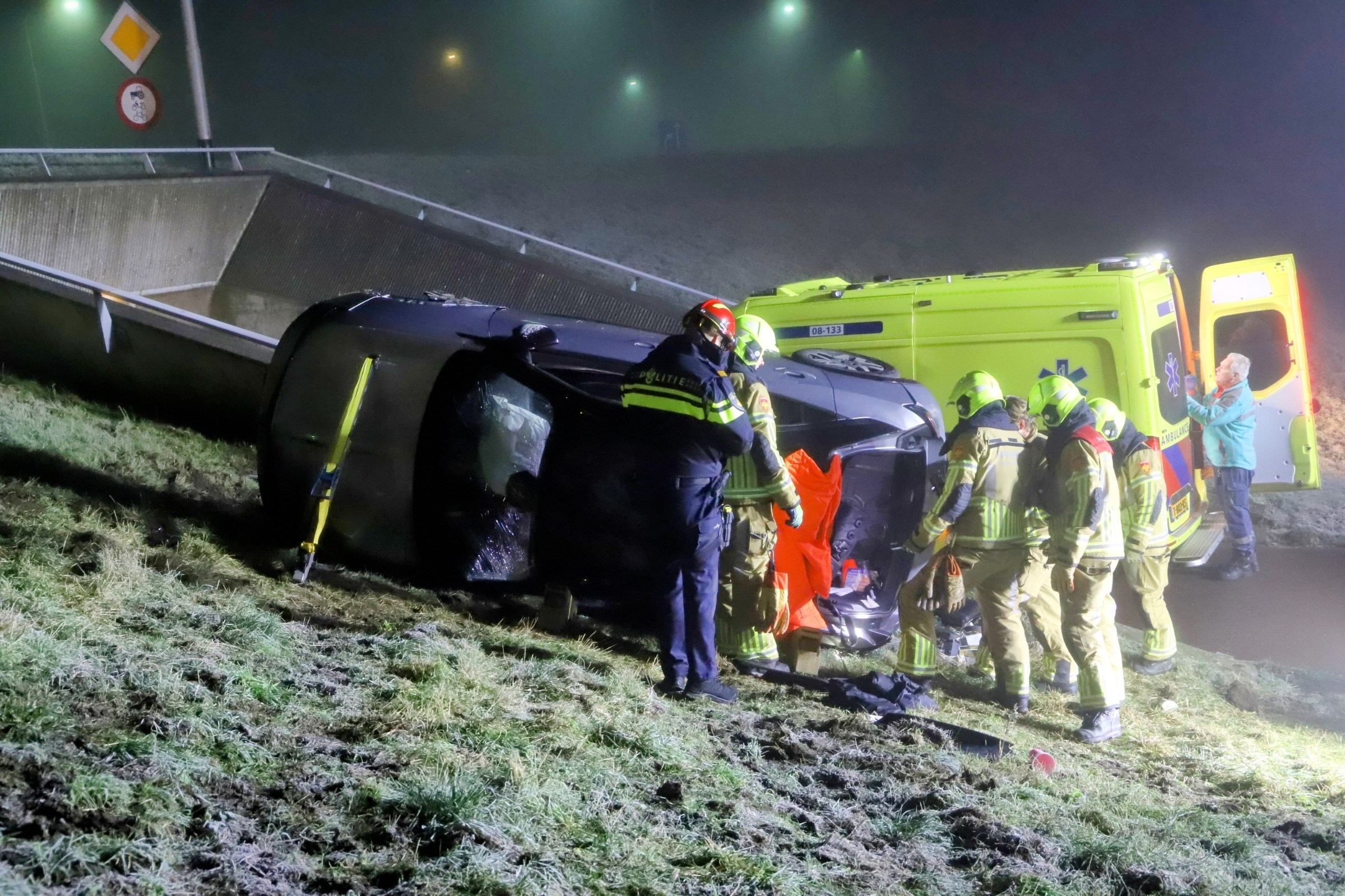 Auto crasht op rotonde, inzittende door brandweer bevrijd