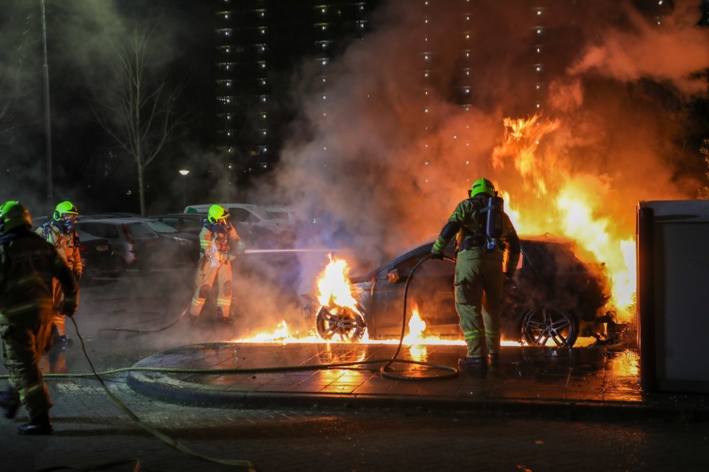 Twee auto’s zwaar beschadigd door brand