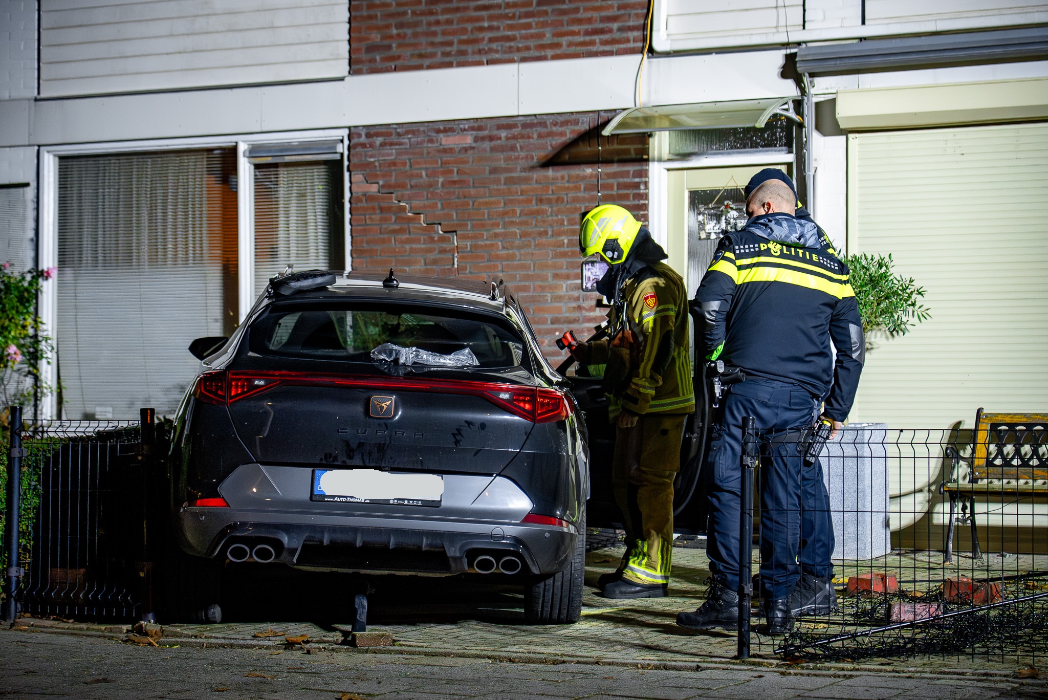 Auto rijdt huis binnen, inzittenden gevlucht
