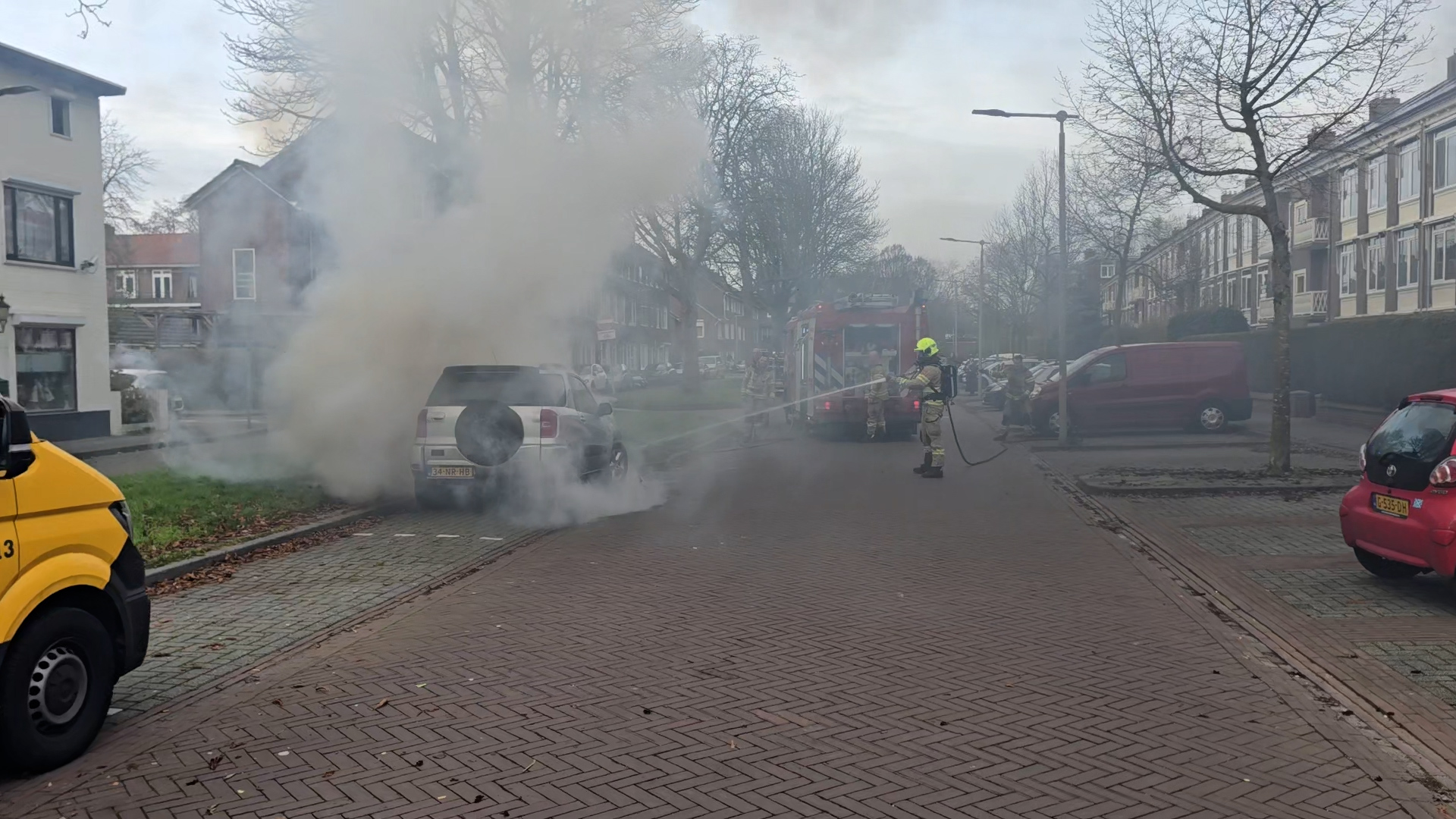 Auto vliegt spontaan in brand, bestuurder ongedeerd