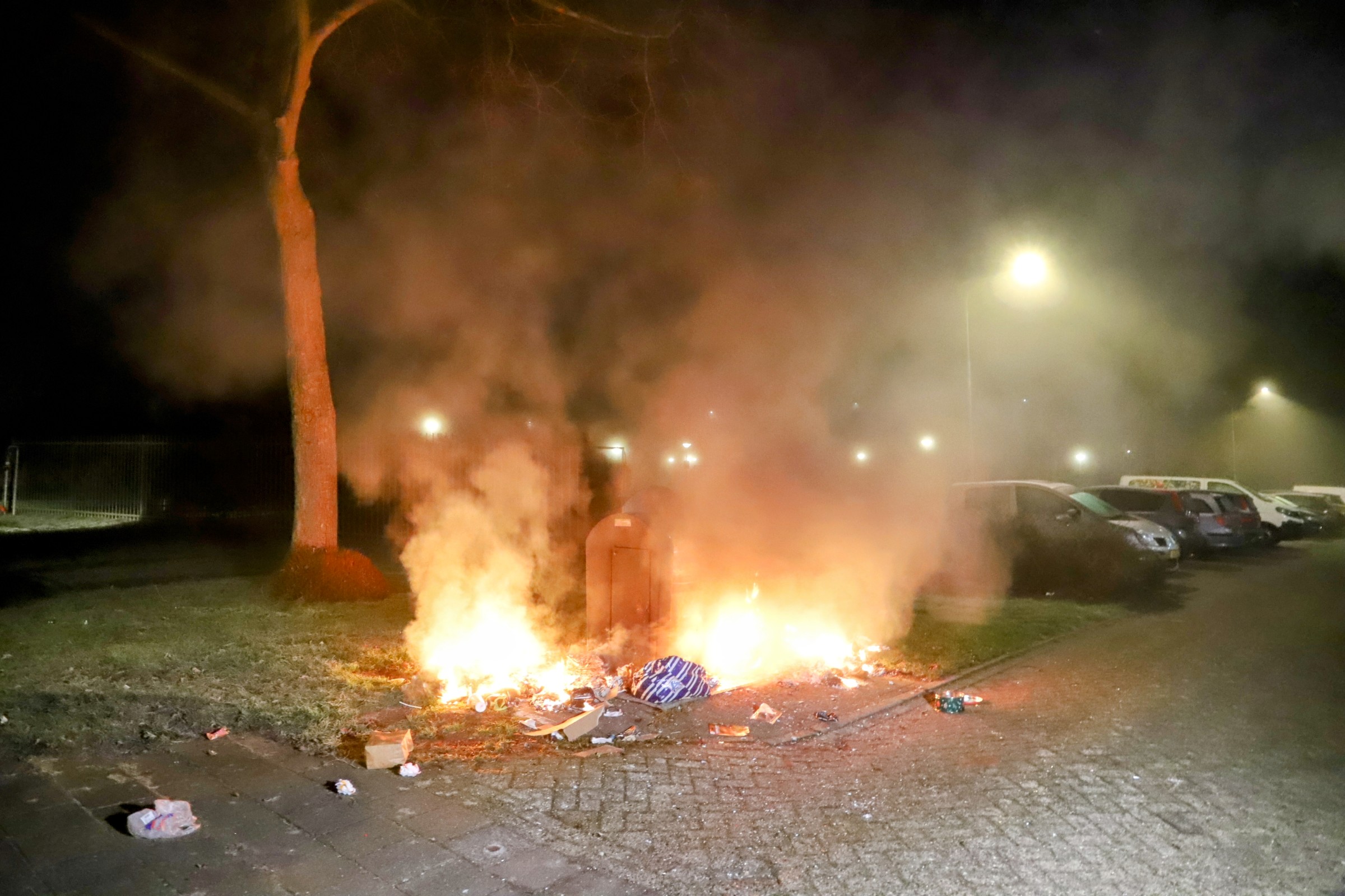 Afval in brand gestoken bij ondergrondse container