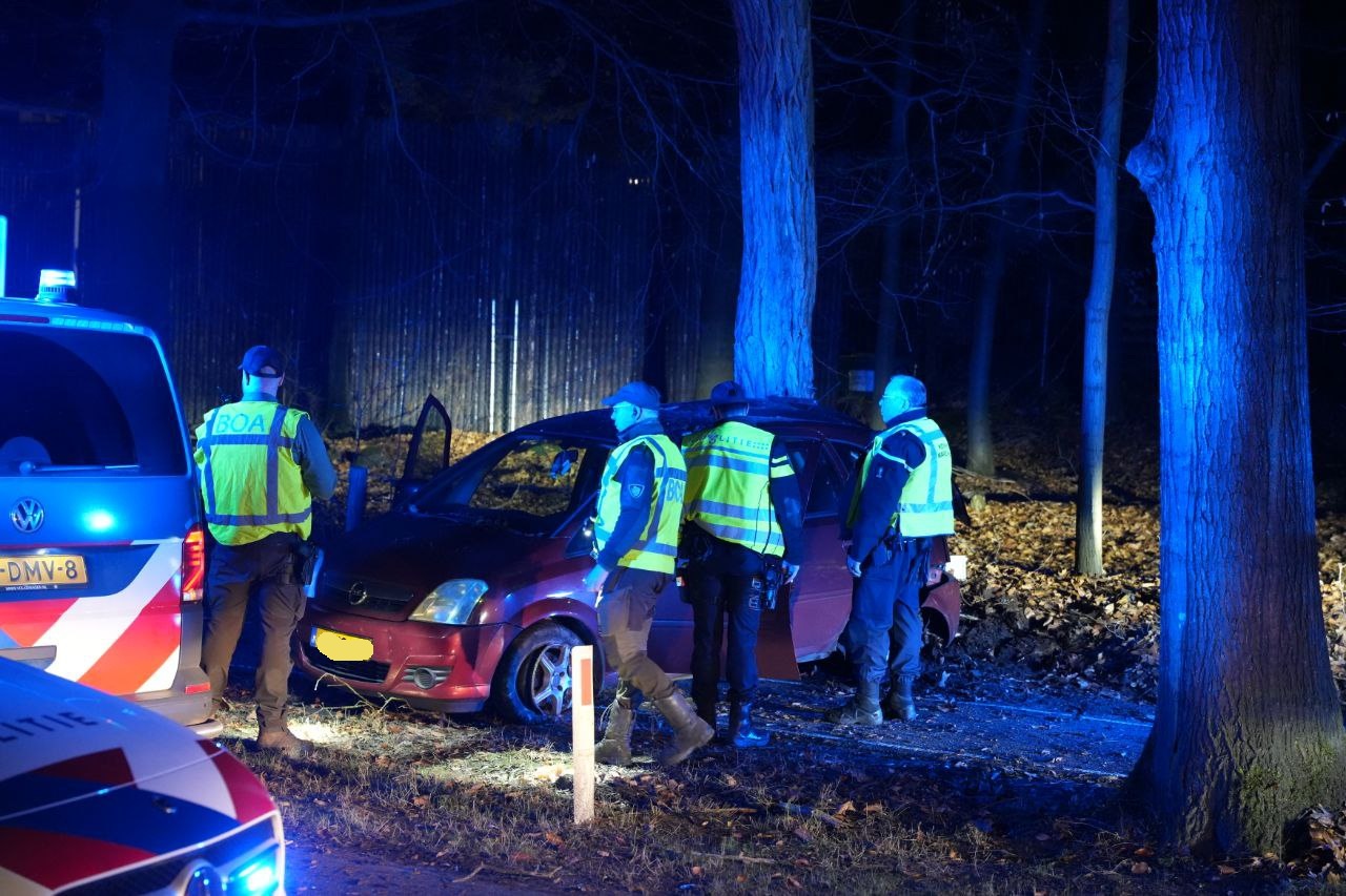 Auto crasht na negeren stopteken, bijrijder gevlucht