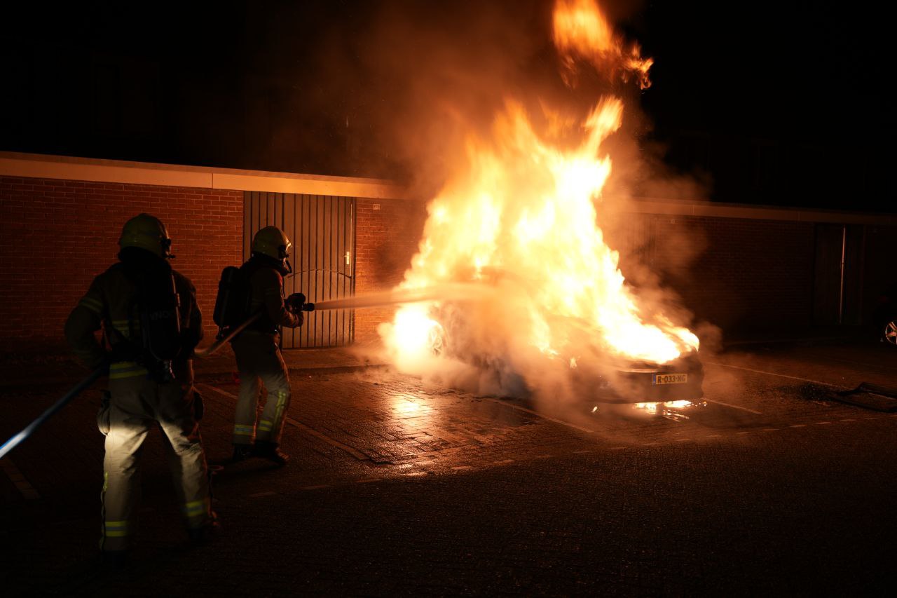 Auto in lichterlaaie, hamer aangetroffen