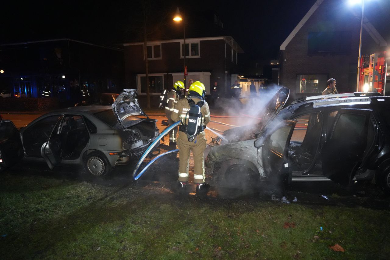 Twee geparkeerde auto’s door brand verwoest